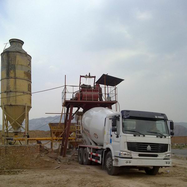 第四直屬分公司建成半自動(dòng)化混凝土攪拌站